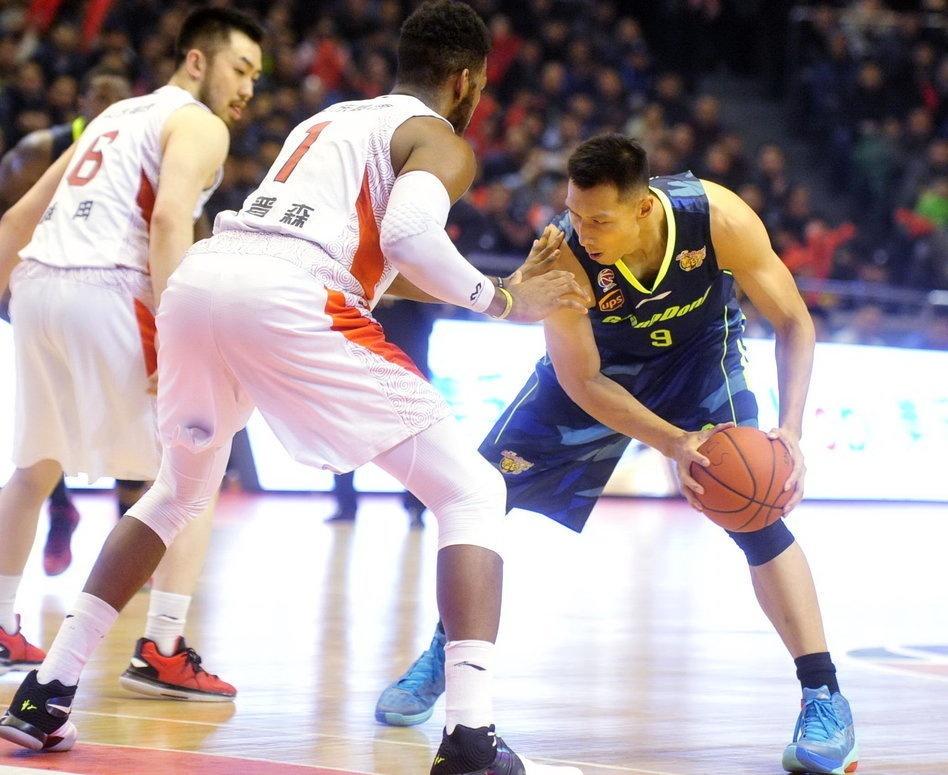 爱游戏-包含瓯越鲸鲨队鏖战胶东黑豹队，拳击杯赛读秒绝平，转换速度占优。宿敌对话再升级的词条